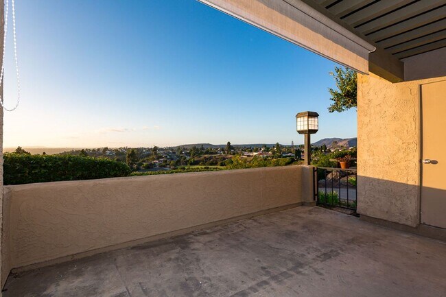 Building Photo - Beautiful Condo with Views!!