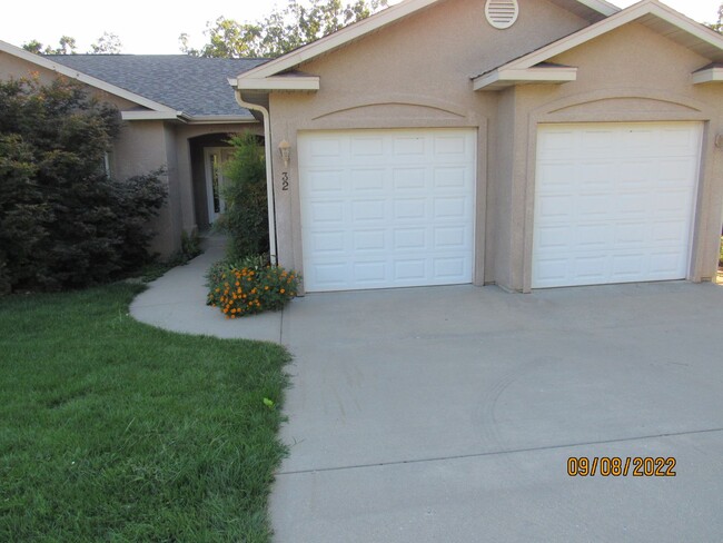 Building Photo - 4 bedroom duplex in Camdenton