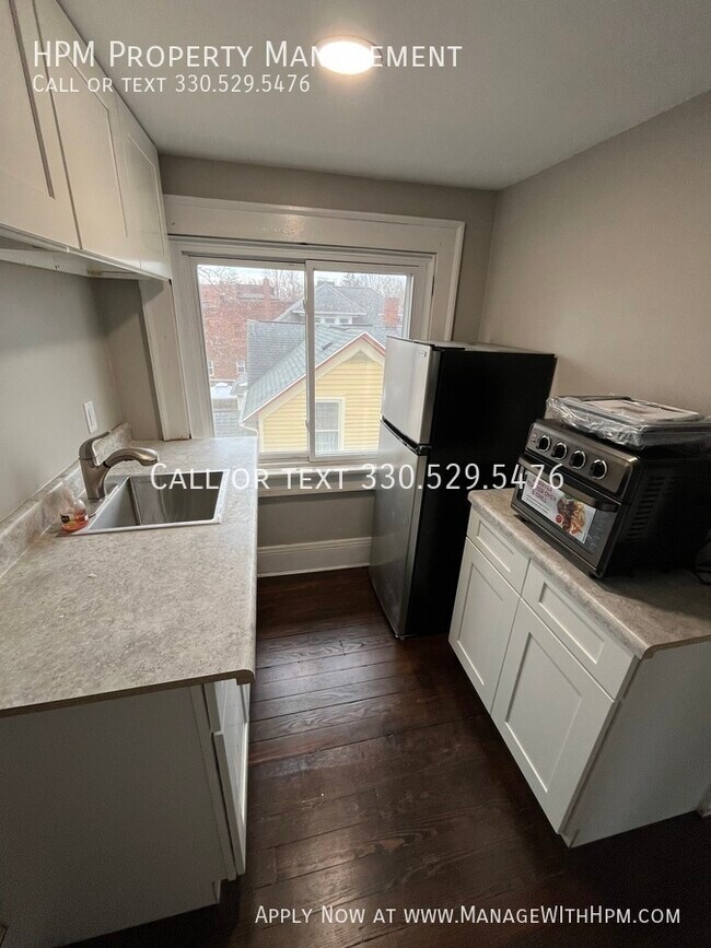 Building Photo - Move In Special First Month's Rent Free 1 ...