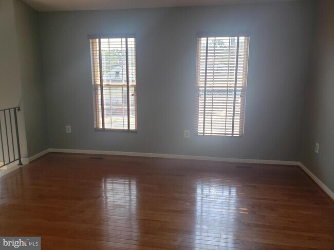 Building Photo - 1009 Larchmont Ave