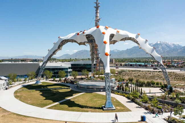 Residents can visit the Loveland Living Planet Aquarium located in Draper, Utah. Stage