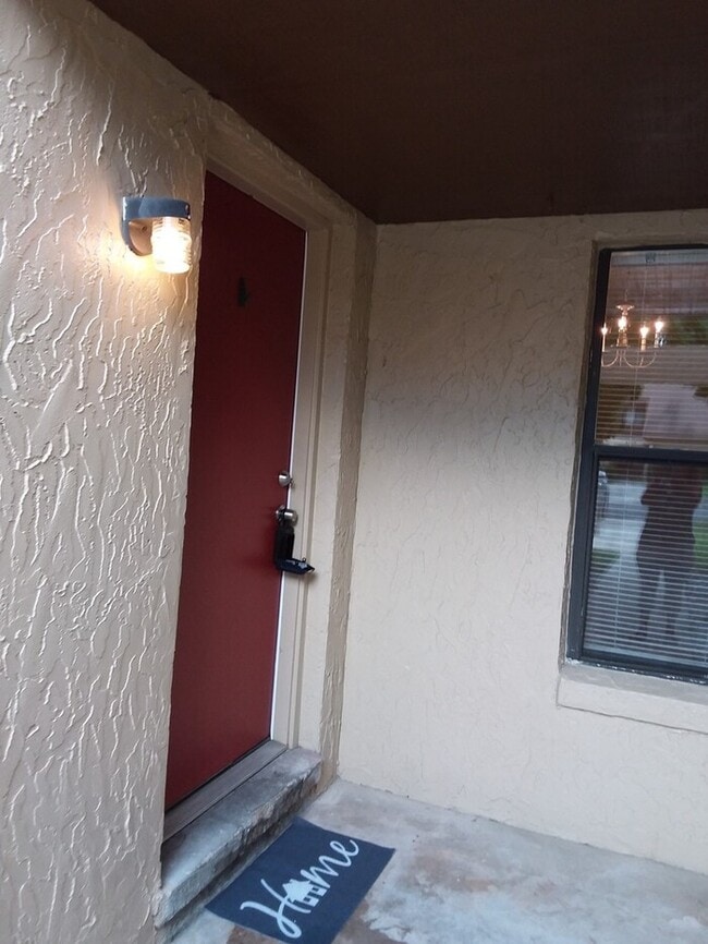 Building Photo - Two Bedroom Townhouse Near NAS Jax