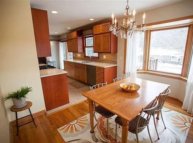 Foto del edificio - 717 Anthony Ln