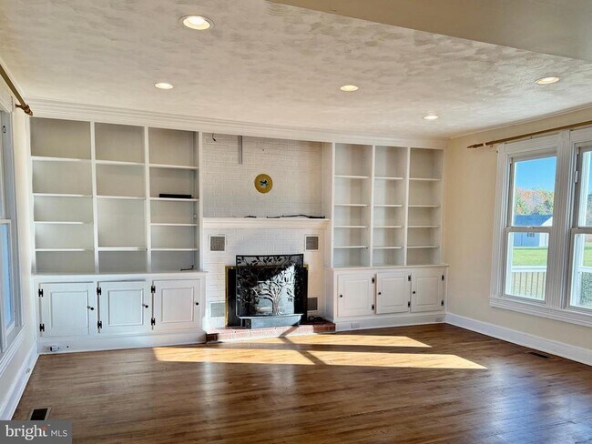 Foto del edificio - 48600 Deep Cove Ln