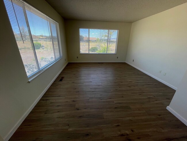 Building Photo - Spacious property with views!