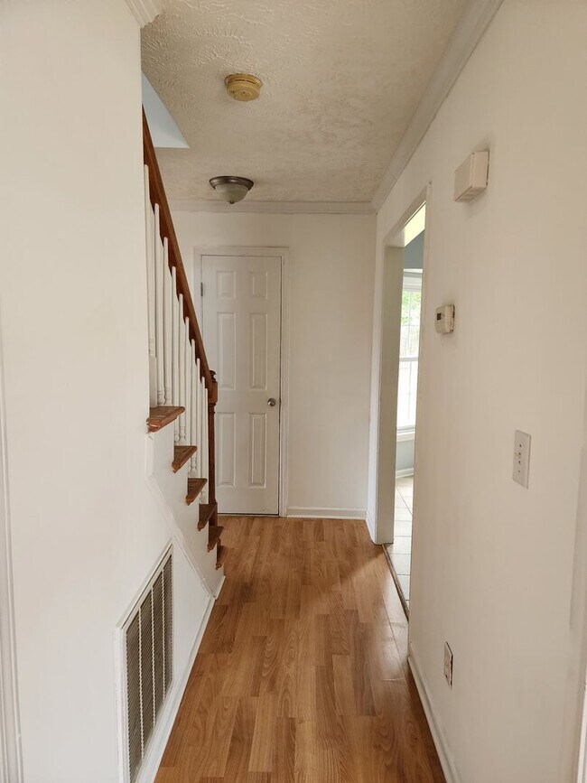 Building Photo - Spacious 3-bedroom, 2.5-bathroom haven is ...