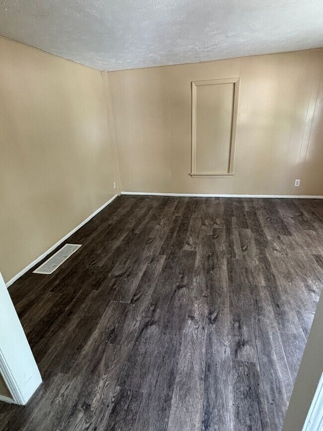 Foto del edificio - SECTION 8 and EDEN ACCEPTED!! A fully spacious renovated 4-bedroom-1 bathroom Home!