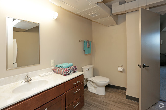 1HAB, 1BA - 806 ft² - Baño - Hotel Maytag Apartments