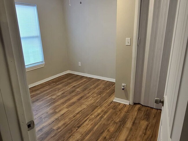 Building Photo - 3 Bedroom Single Family Home in Denison