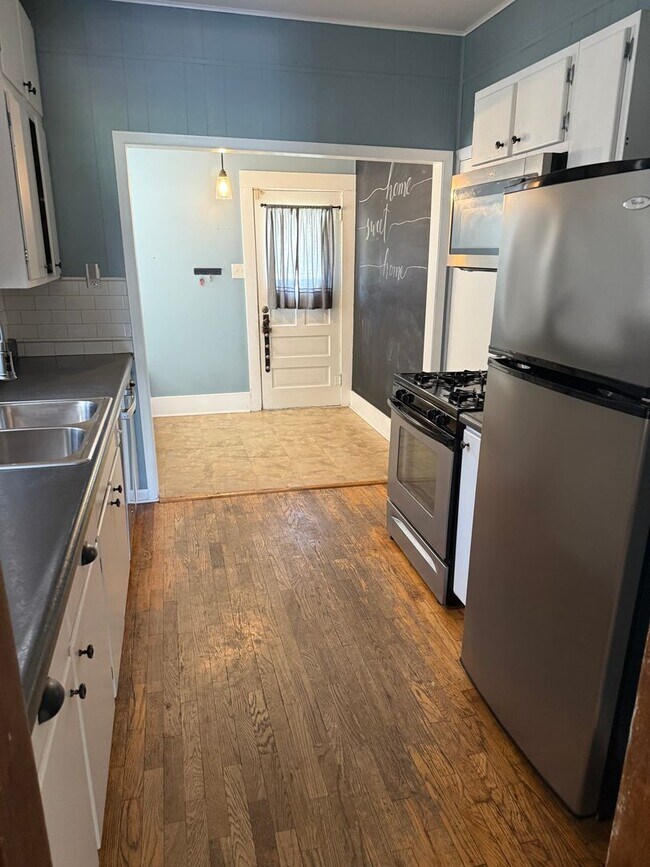 Foto del edificio - Charming 3 Bedroom Home with Hardwood Floo...