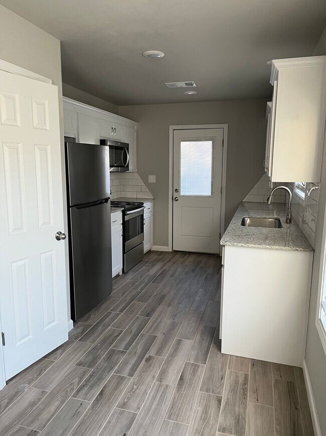 Foto del edificio - NEW CONSTRUCTION 3 bed 2 bath duplex