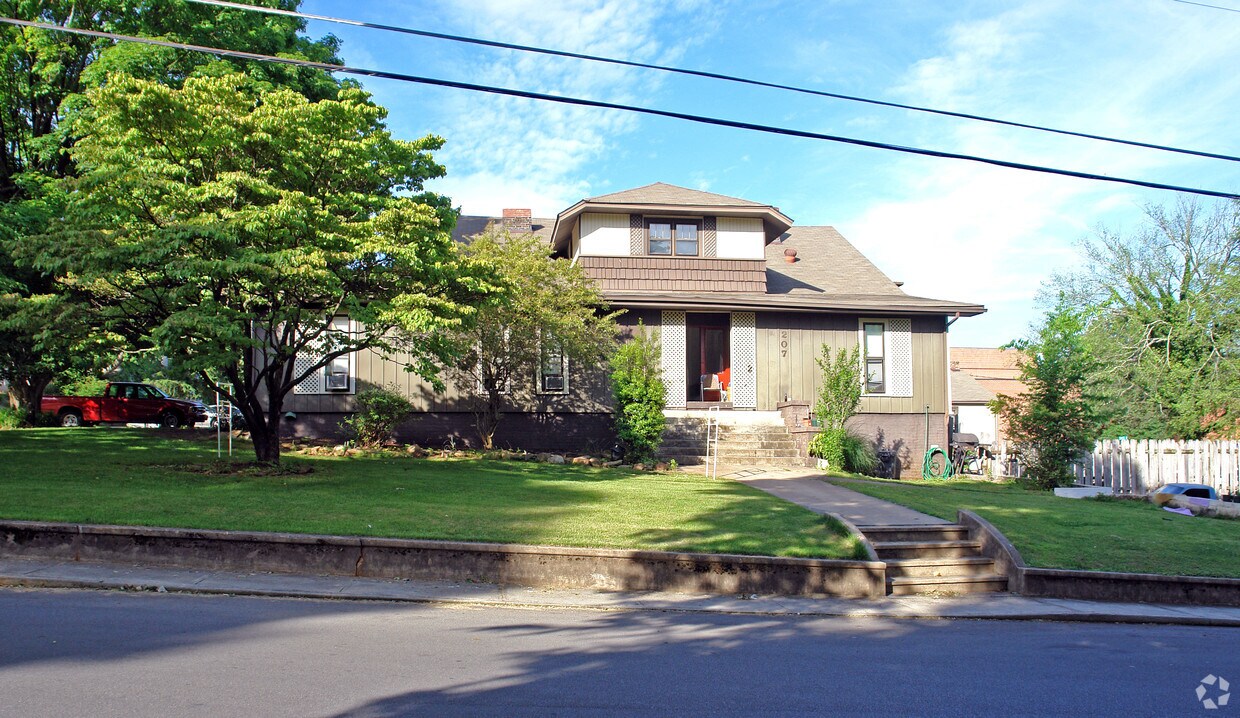 Primary Photo - 207 Cunningham St
