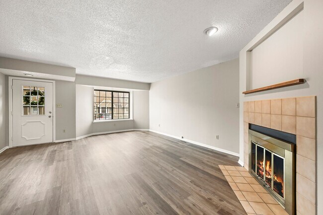 Foto del edificio - 3 Bedroom Townhouse Close To Ft. Carson