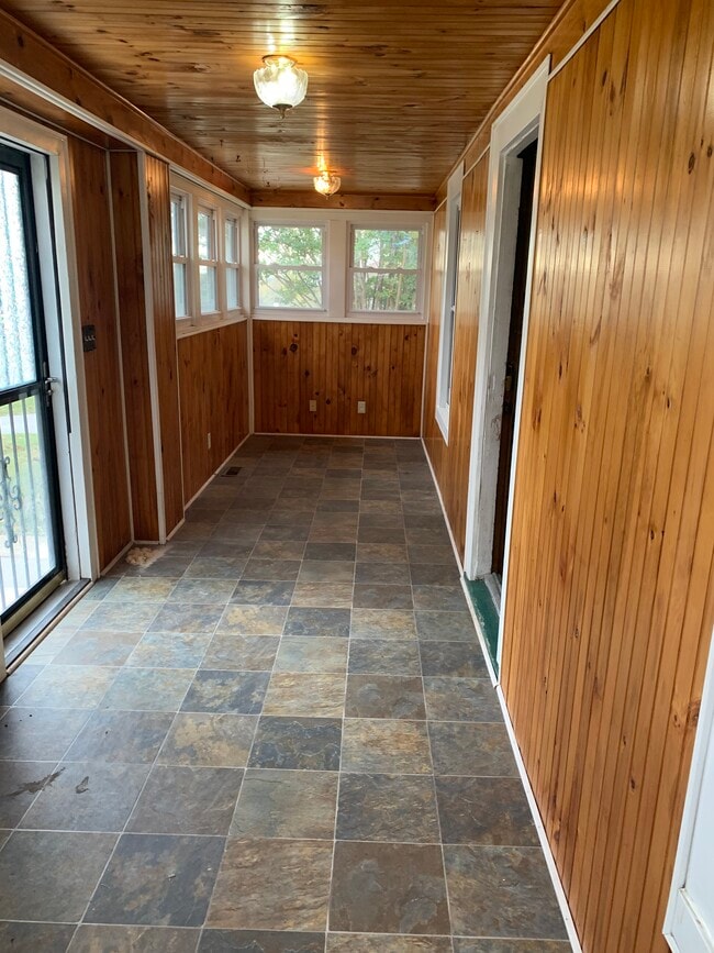 Sunroom - 709 E Oldham Ave