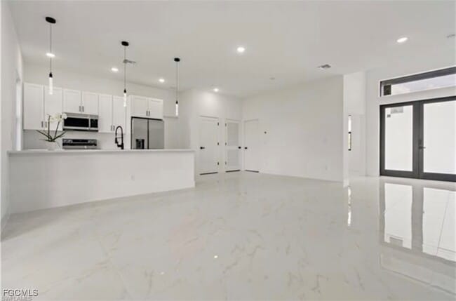 Building Photo - 467 Paddock St