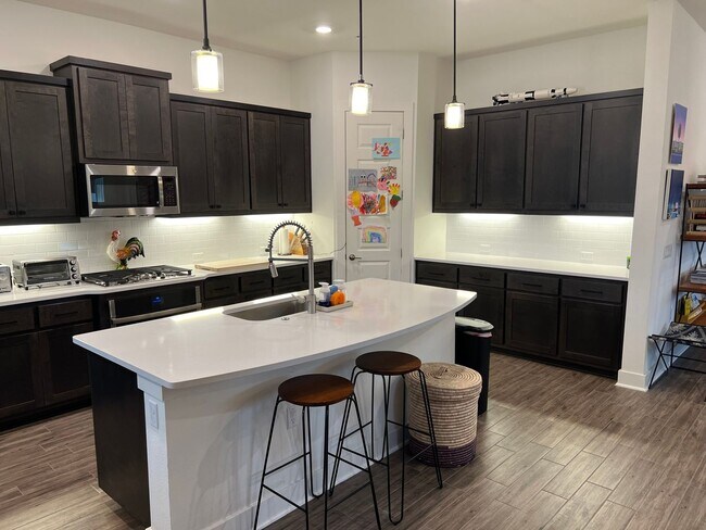 Foto del edificio - 3 bed with New Office Space Located in the...