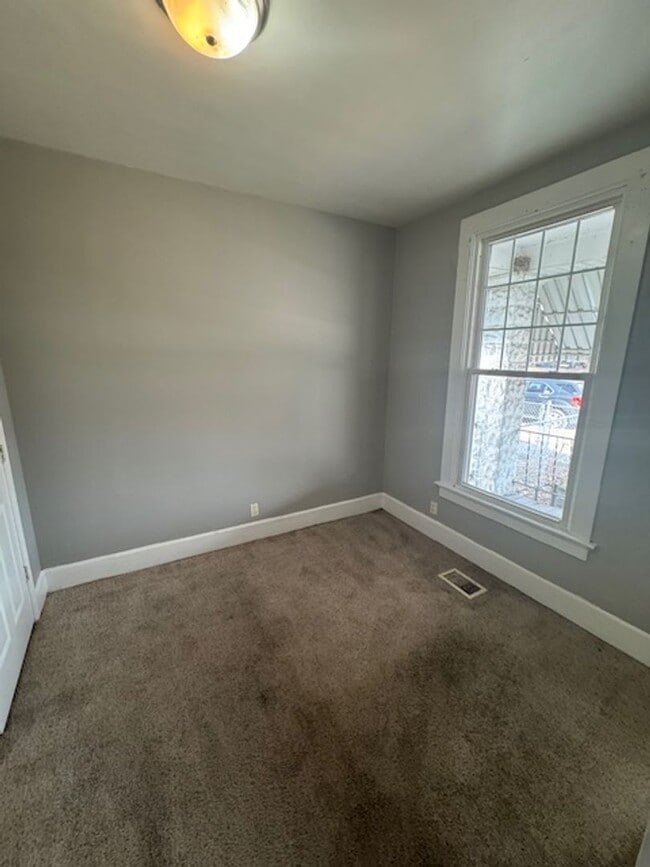 Building Photo - 1245 E Illinois St