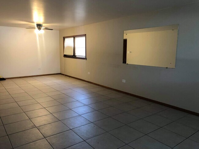 Living room/dining room - 9124 31st St