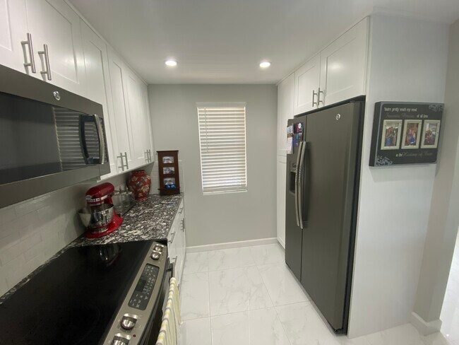 Building Photo - 3150 NE 48th Ct