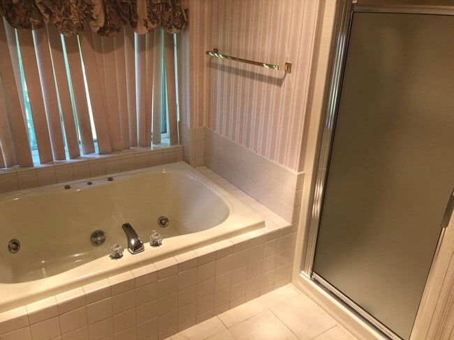 Building Photo - Beautiful 4- Bedroom Condo in Portsmouth, NH!