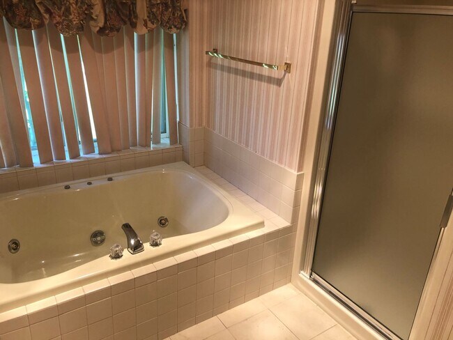 Foto del edificio - COMING SOON! Beautiful 4- Bedroom Condo in...