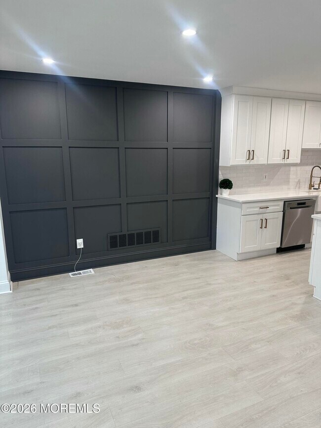 Building Photo - 225 Longwood Dr