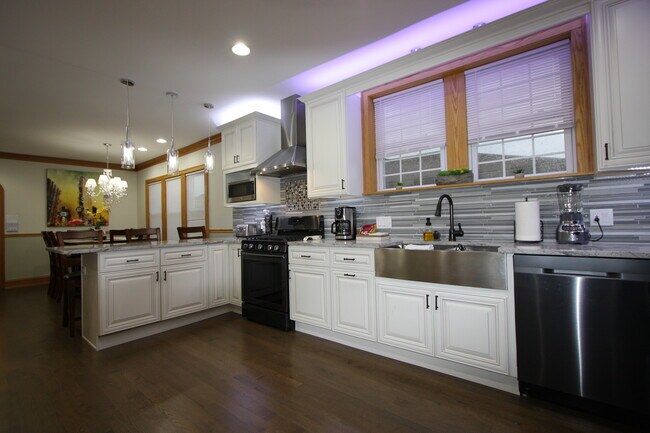 Building Photo - 5052 N Parkside Ave