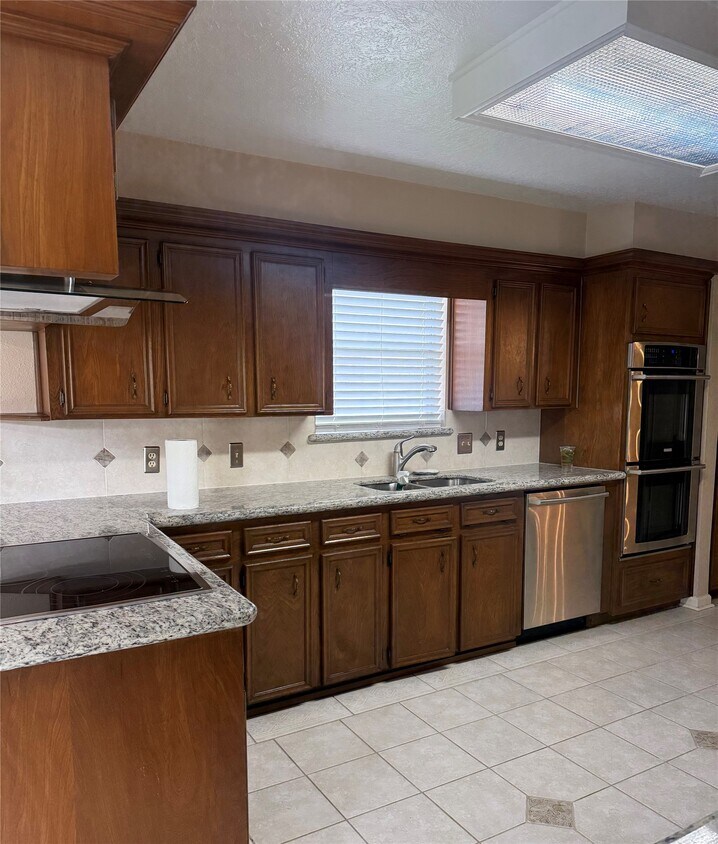 Building Photo - 14906 Brookpoint Dr
