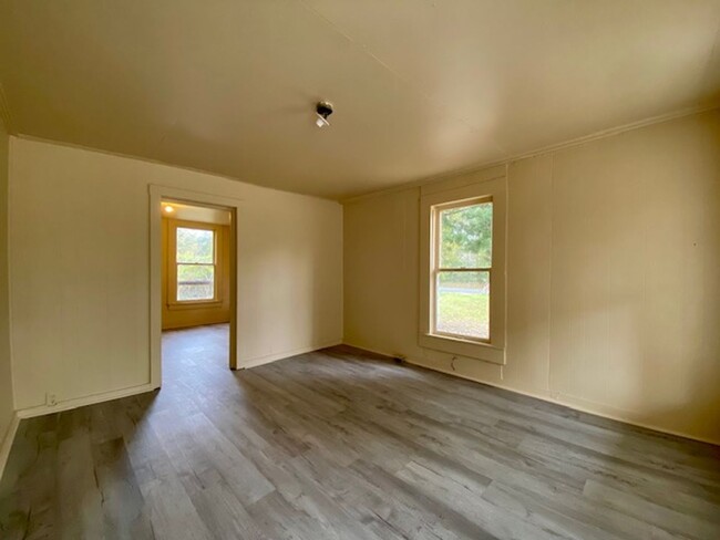 Building Photo - Rent to Own! Remodeled 1 Bedroom 1 Bath Ho...