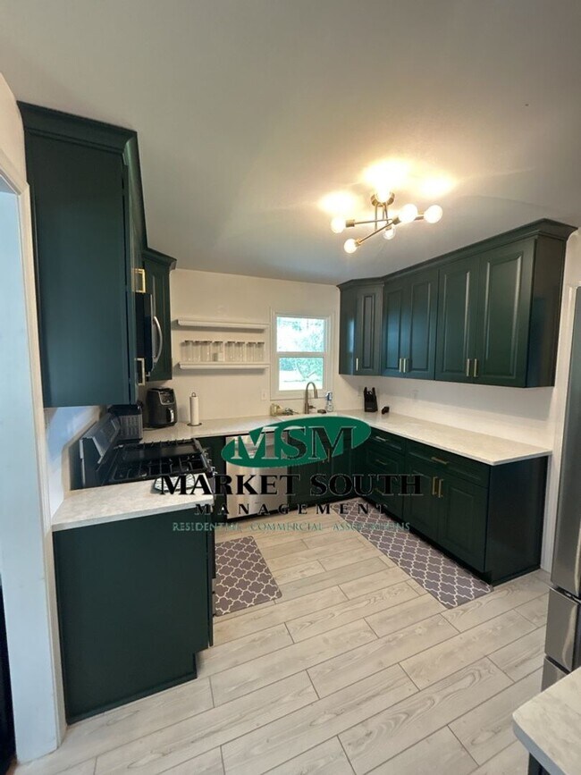 Foto del edificio - **APPLICATION PENDING!** Fully Furnished H...