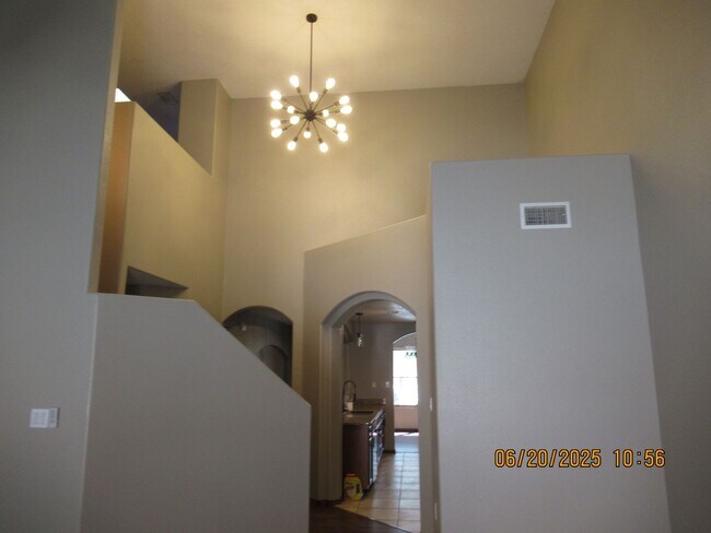 Foto del edificio - Massive 5Bed, 4Bath, 2Story Home Located i...