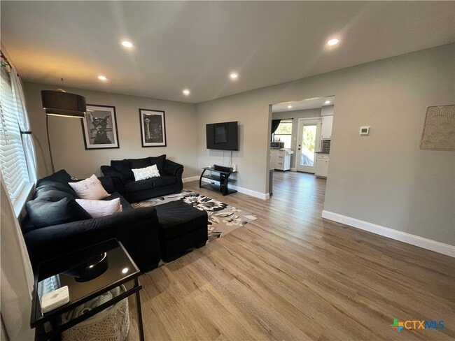 Building Photo - 127 Sioux Cir