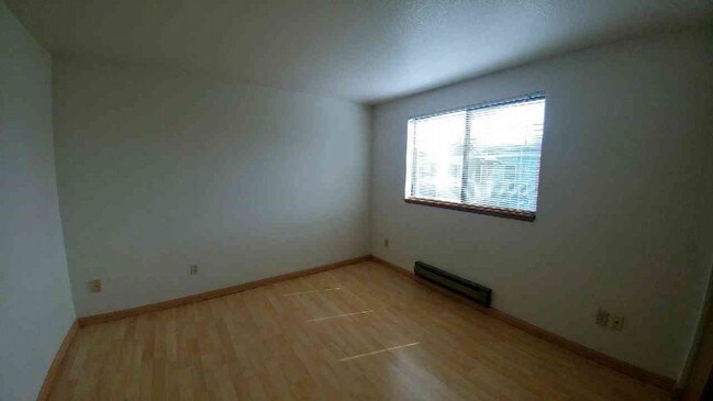 Building Photo - Greenwood Apartment with Laundry