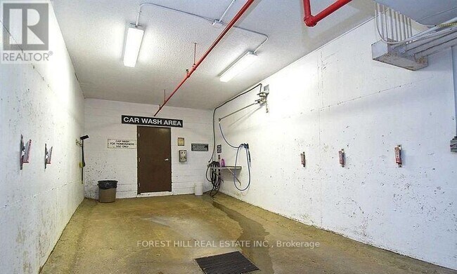 Building Photo - 1300-1300 Bloor St