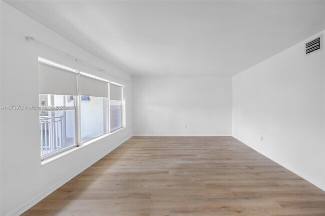 Foto del edificio - 10001 W Bay Harbor Dr