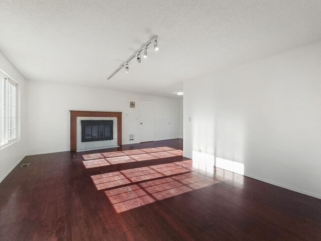 Building Photo - Charming Rambler Retreat Near Robinswood Park