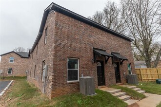 Building Photo - 1370 N Porter Rd