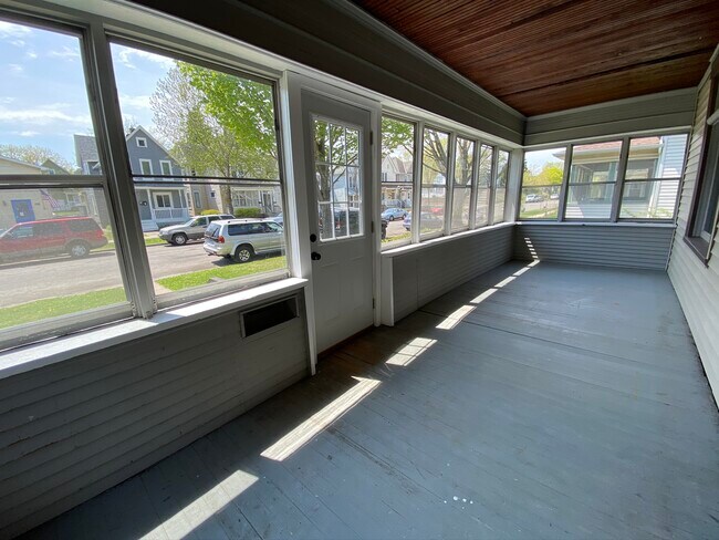Porche soleado orientado al sur con muchas ventanas. - 783 Edmund Ave W