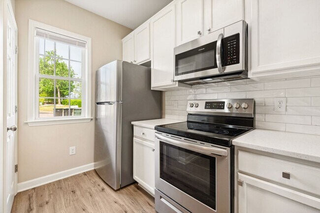 Building Photo - Renovated 2 bed 2.5 bath townhome in Holly...