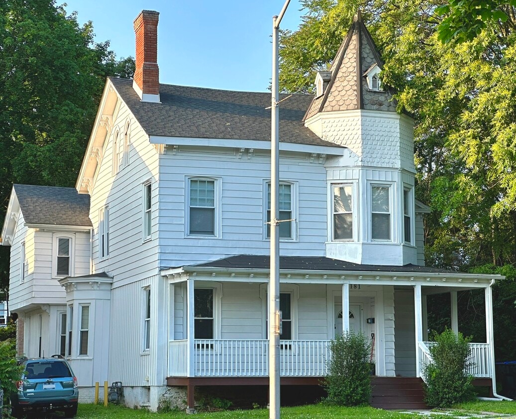 Charming Victorian - 181 Mansion St
