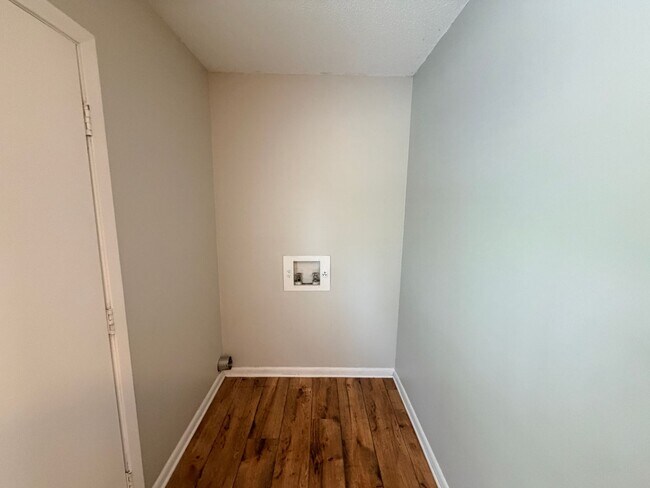 Building Photo - Charming 2 bedroom 1 bath duplex In Hahira Ga