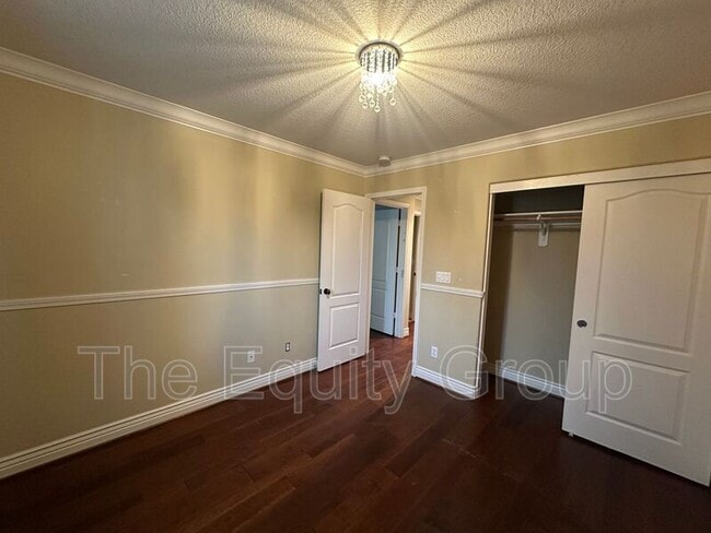 Building Photo - 3842 W Buena Vista Ave