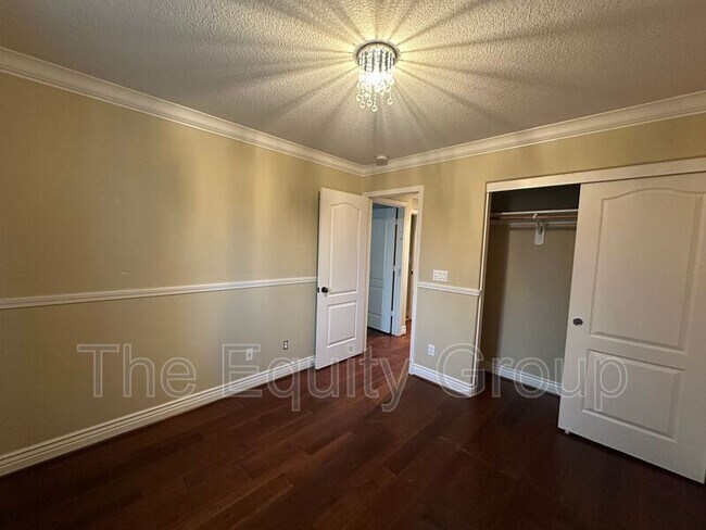 Foto del edificio - 3842 W Buena Vista Ave