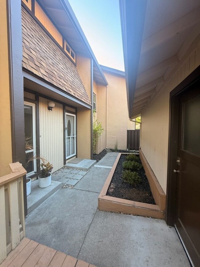 Building Photo - Welcome to this beautiful townhouse located in Walnut Creek-Countrywood 3 bedroom 2.5 Bath