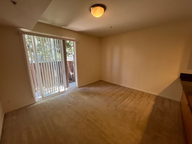 Building Photo - Beautiful 3 bed 2.5 bath townhouse is San ...