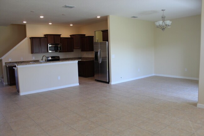 Foto del edificio - Spacious 3BR Lake Nona Townhome Near Medical City | 2,319 Sq Ft | 2-Car Garage