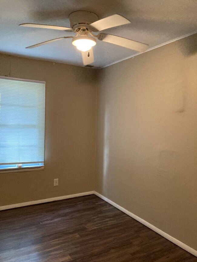 Foto del edificio - Lower lever 1 bedroom apartment with heat ...