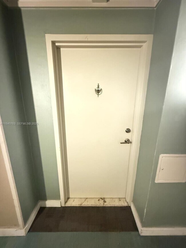 Foto del edificio - 600 NE 36th St