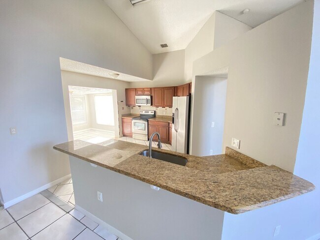Foto del edificio - 3 Bed 2 Bath Home with Stainless Steel Appliances Near Poinciana Pkwy!