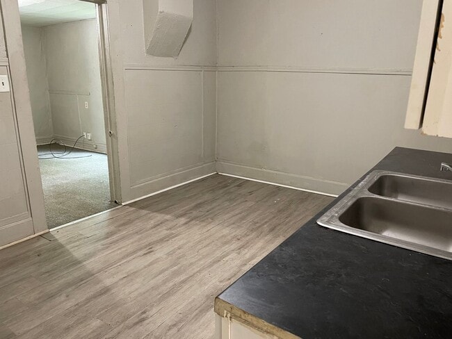 Building Photo - 1 Bed 1 Bath House with bonus room-Available Now